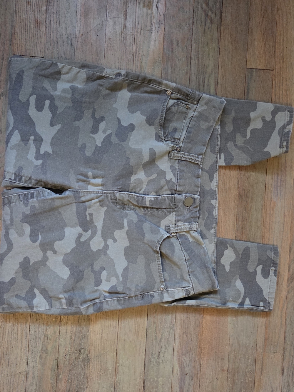 Seven7 Women's Camo Print Pants in Gray and Olive
